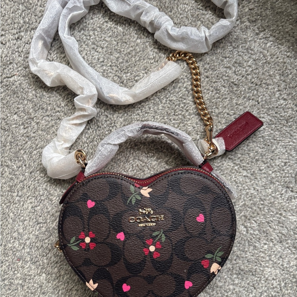 !!SOLD!!Coach Heart-Shaped Mini Bag Signature Canvas - Picture 2 of 5
